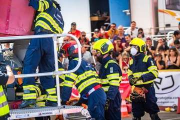 Los Bomberos de Gran Canaria se estrenan con un vehículo en vertical en el Encuentro Nacional de Rescate en Accidentes de Tráfico/TA.